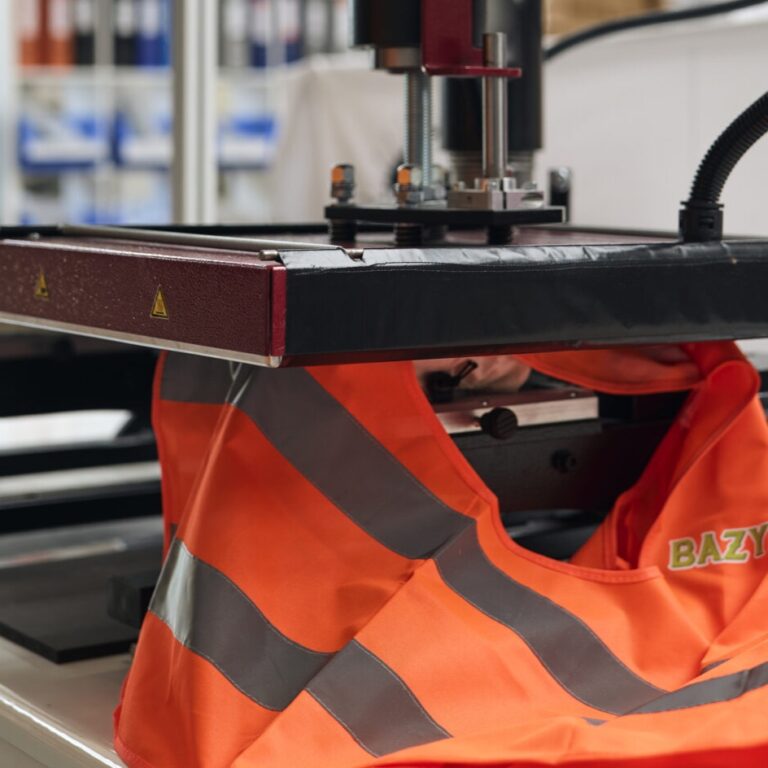 Work Multi Transfer auf Arbeitskleidung unter der Transferpresse